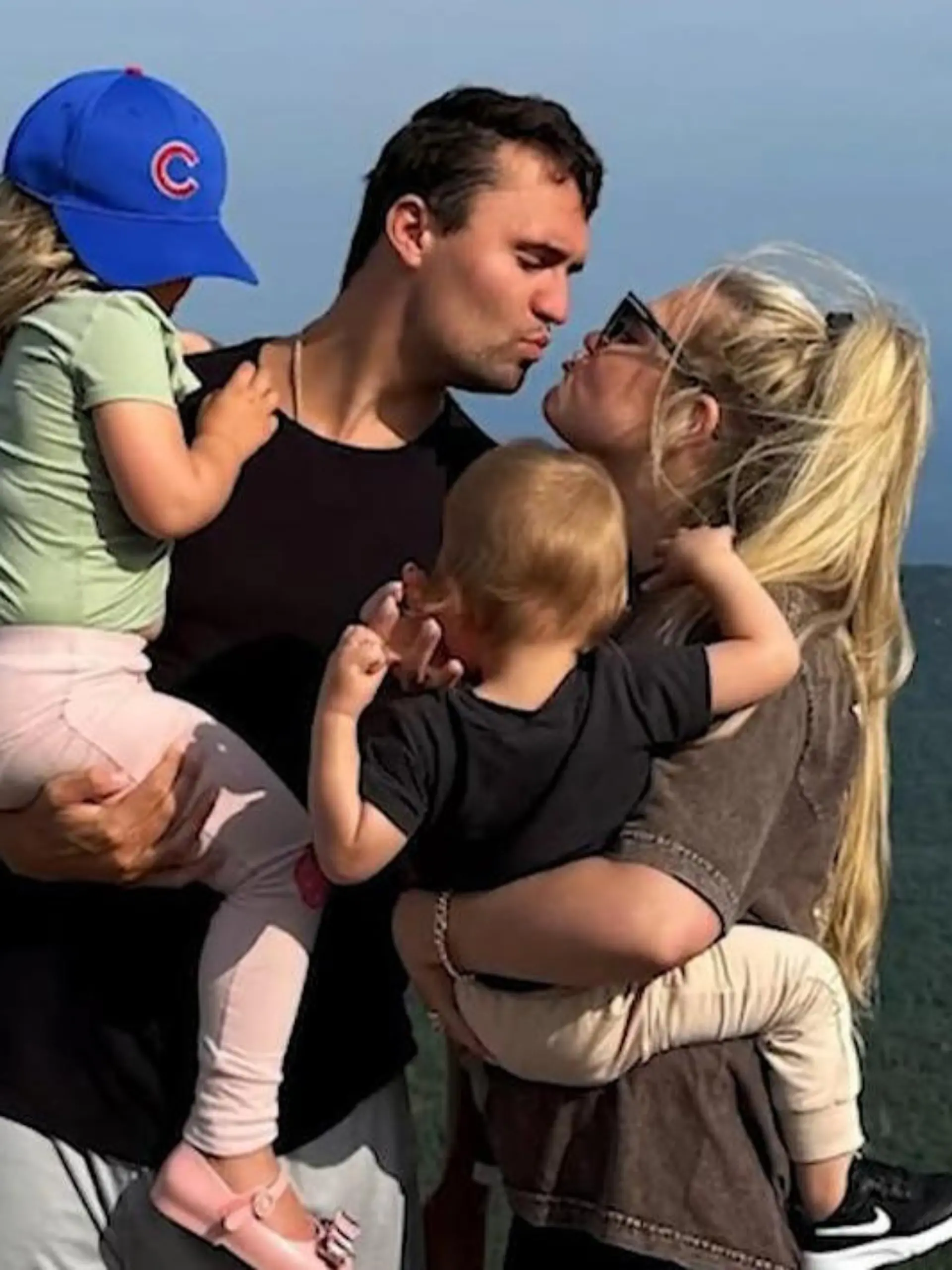 Bild zu: "Charlie Kirks (†31) Witwe muss die zwei Kinder jetzt alleine großziehen"