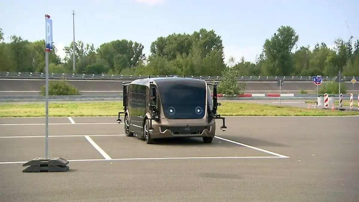 Mobilität der Zukunft - intelligent, vernetzt und barrierefreie Autos ohne Fahrer und Bremspedal