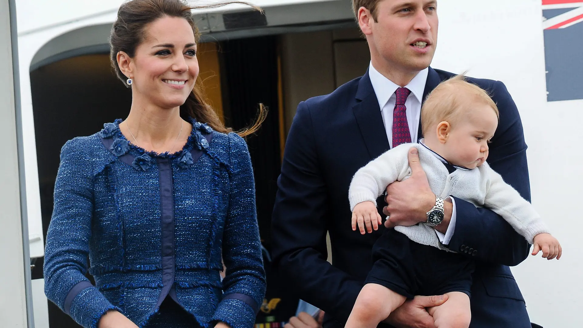 ARCHIV - Prinz William von Großbritannien, Herzogin Catherine und ihr kleiner Sohn Prinz George posieren vor dem Abflug nach Sydney (Australien) am 16.04.2014 auf dem Flughafen von Wellington (Neuseeland). Foto: MARK COOTE/dpa (zu dpa Jahreswechselpaket 2014/2015) +++(c) dpa - Bildfunk+++
