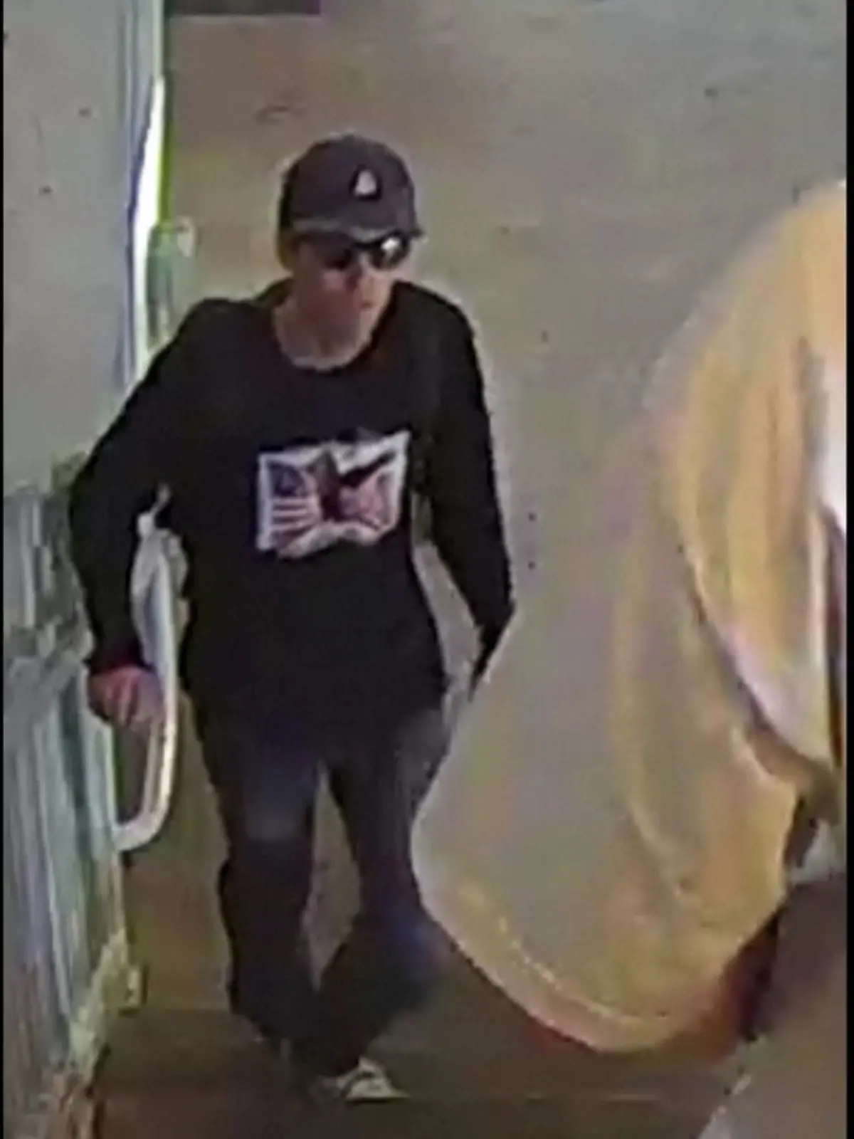 Auf der Suche nach dem Schützen des tödlichen Angriffs auf den rechten US-Aktivisten Charlie Kirk hat die Bundespolizei FBI Fotos einer Person veröffentlicht, die für die Ermittlungen von Interesse ist.