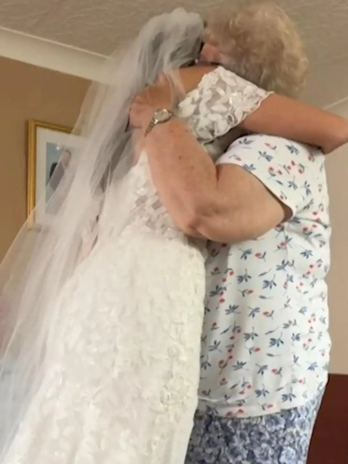 Kurz vor der Hochzeit! Braut reist 16.000 Kilometer – aus DIESEM Grund
