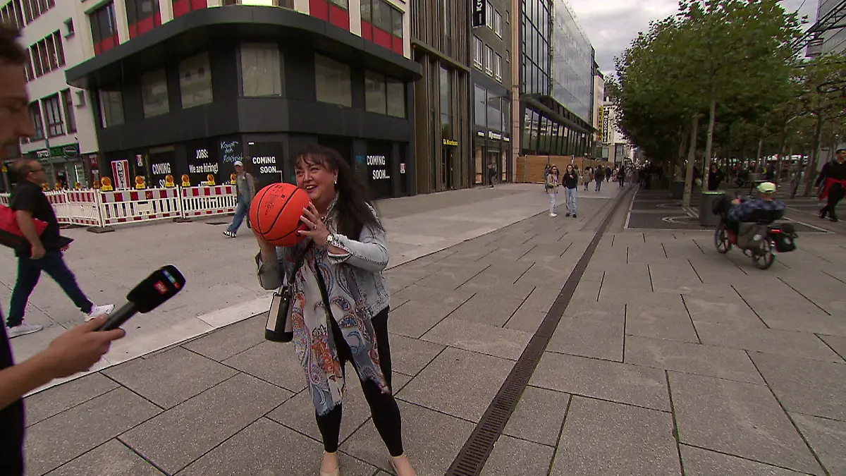 Passanten versuchen sich an Jahrhundert-Wurf Mach's wie deutscher Basketball-Star!