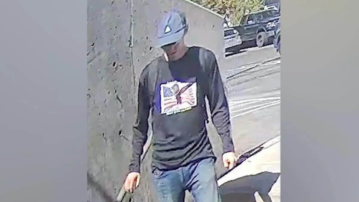 Attentat auf Charlie Kirk – die Polizei sucht nach DIESEM Mann! FBI veröffentlicht Fotos