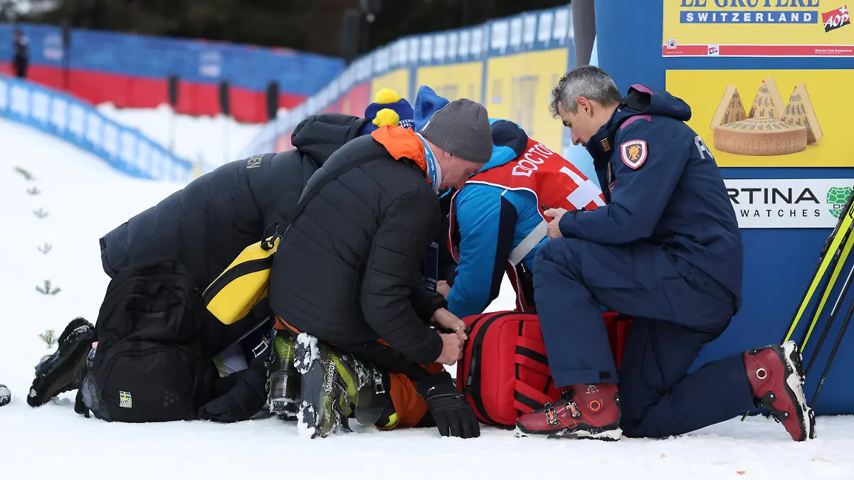 08.01.2023, Italien, Val Di Fiemme: Ski nordisch/Langlauf: Weltcup, Tour de Ski, 10 km Massenstart Freistil, Damen: Frida Karlsson aus Schweden wird nach dem Rennen medizinisch betreut. Foto: Alessandro Trovati/AP/dpa +++ dpa-Bildfunk +++