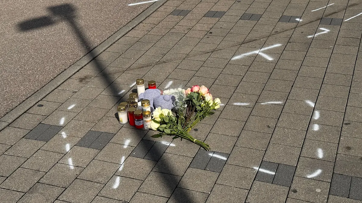 Markierungen mit Sprühfarben und Trauerbekundungen sind zu sehen. Nach einem Streit auf einem Parkplatz soll ein 18-Jähriger einen 12 Jahre alten Jungen in Niedernhall (Hohenlohekreis) mit dem Auto verfolgt, angefahren und tödlich verletzt haben. Der Heranwachsende sei nach der Tat am Donnerstagabend festgenommen worden, teilte die Polizei mit.
