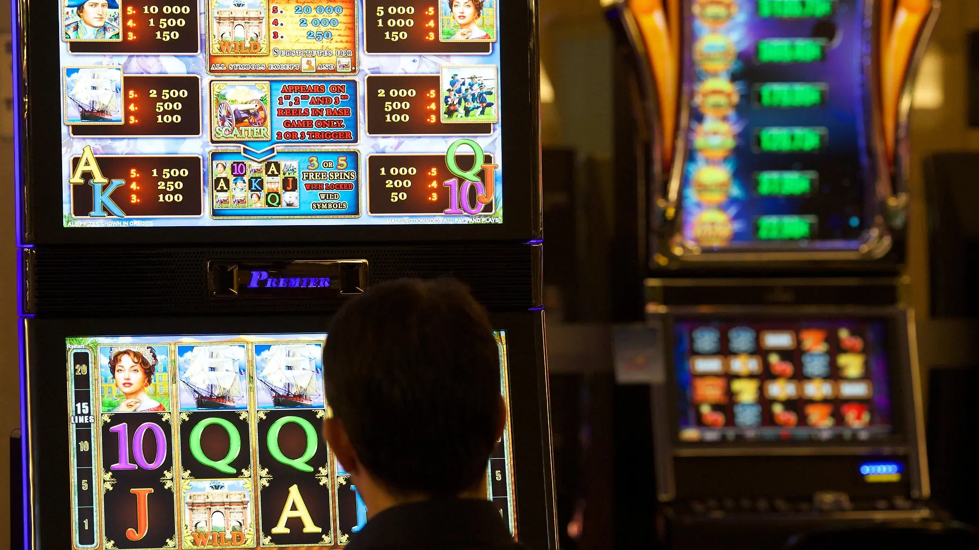 ILLUSTRATION - Ein Mann spielt an einem Spielautomaten, aufgenommen am 24.01.2014 in einer Spielbank in Sachsen (Leipzig). Die drei sächsischen Spielbanken (Leipzig, Chemnitz und Dresden) haben 2013 höhere Erträge erwirtschaftet als im Jahr zuvor. Foto: Peter Endig/dpa (zu lsn vom 26.01.2014) +++(c) dpa - Bildfunk+++