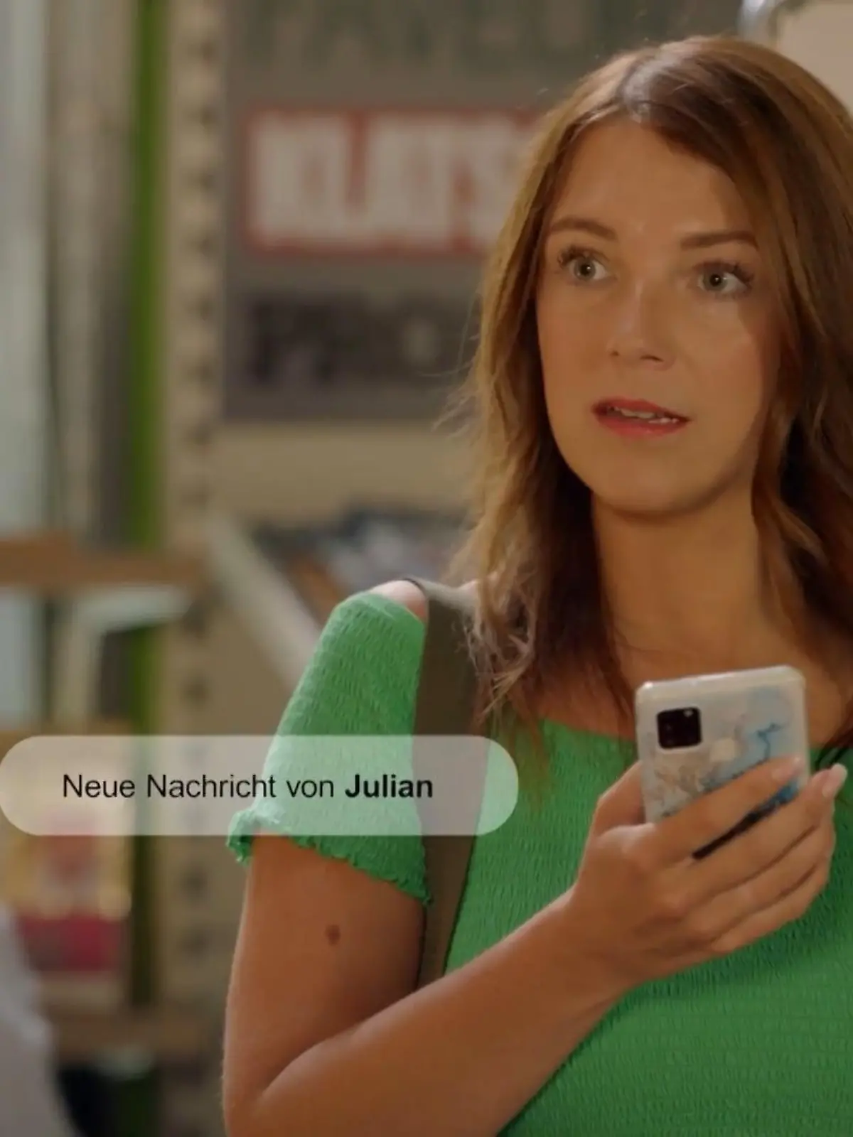 Lilly bekommt mit, wie Maren eine Nachricht von Julian erhält.