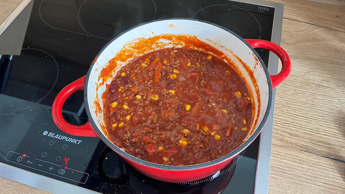 Schmortopf auf dem herd mit Chili con Carne 