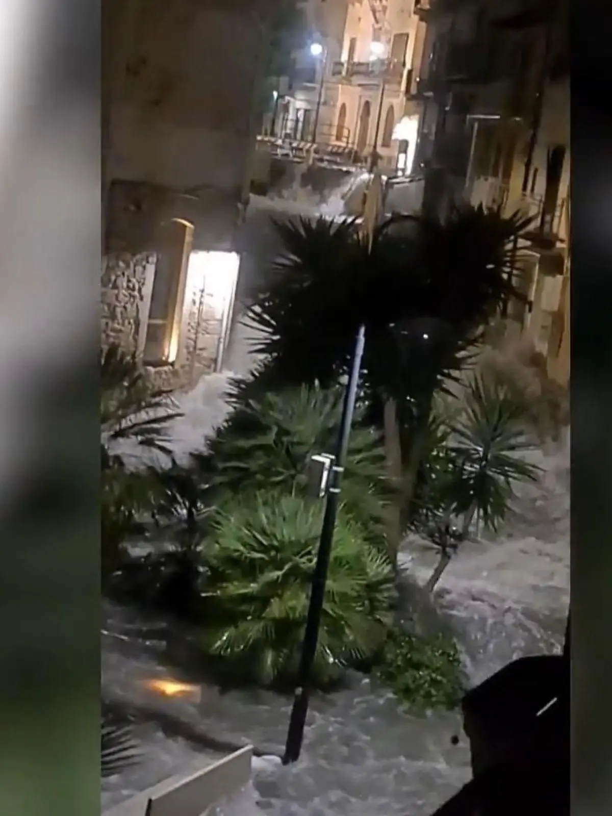 Bild zu: "Seit Tagen nur Regen! Schwere Unwetter überfluten beliebte Touristenregion in Italien"