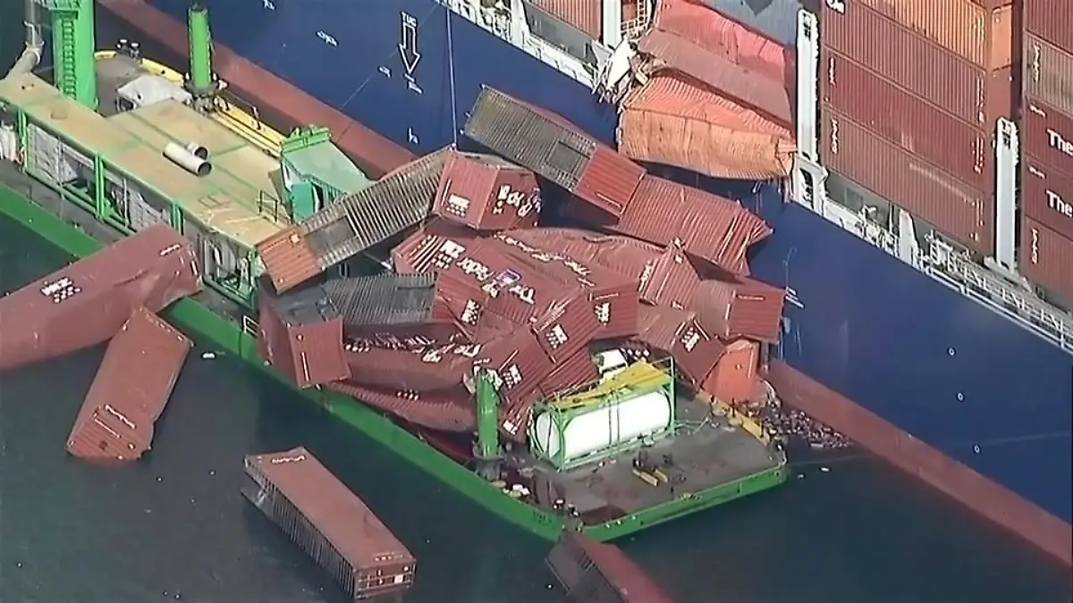 60 Container stürzen von Frachter – Kleidung, Möbel und Schuhe treiben im Wasser Chaos im US-Hafen