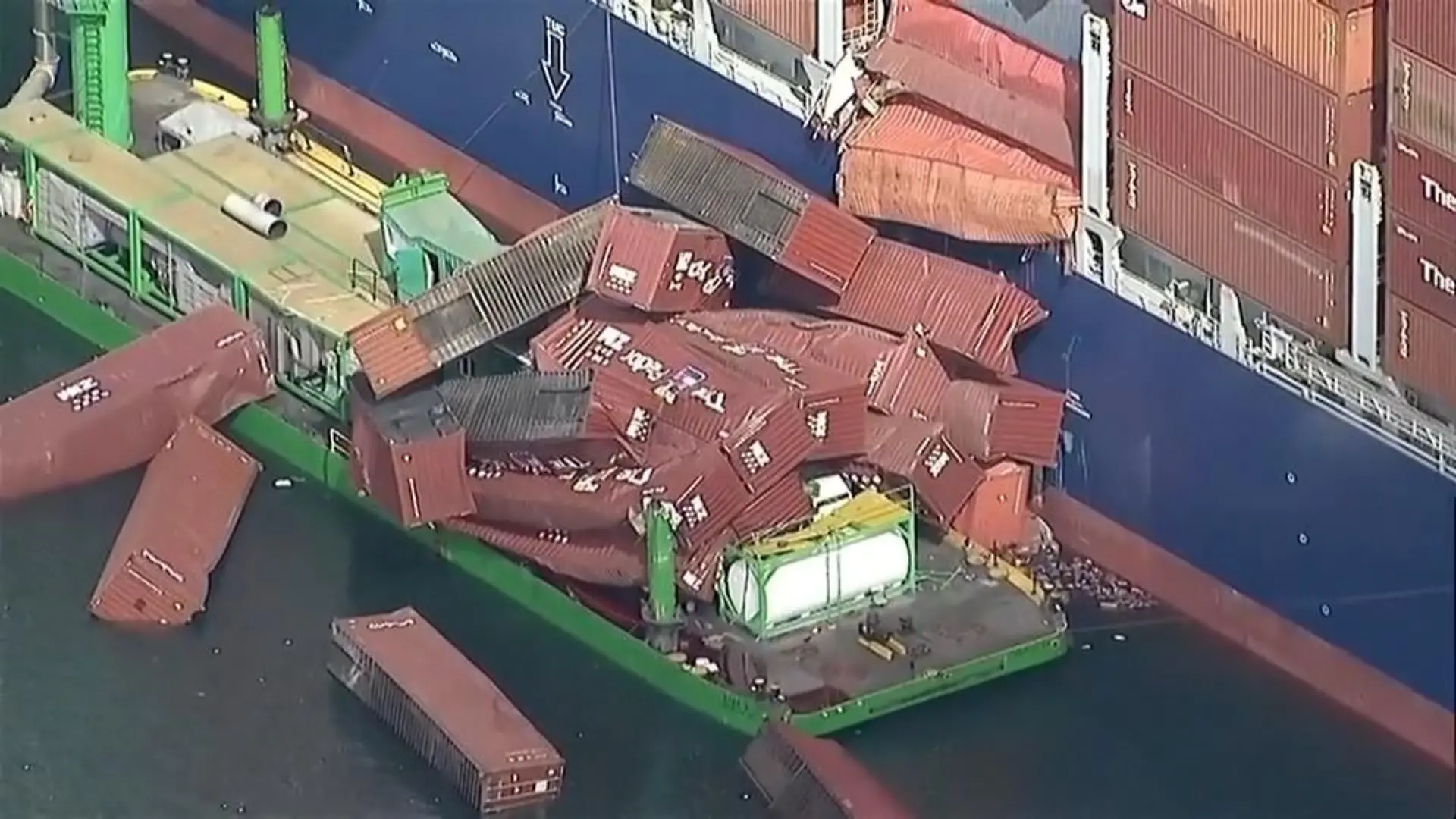 60 Container stürzen von Frachter – Kleidung, Möbel und Schuhe treiben im Wasser Chaos im US-Hafen