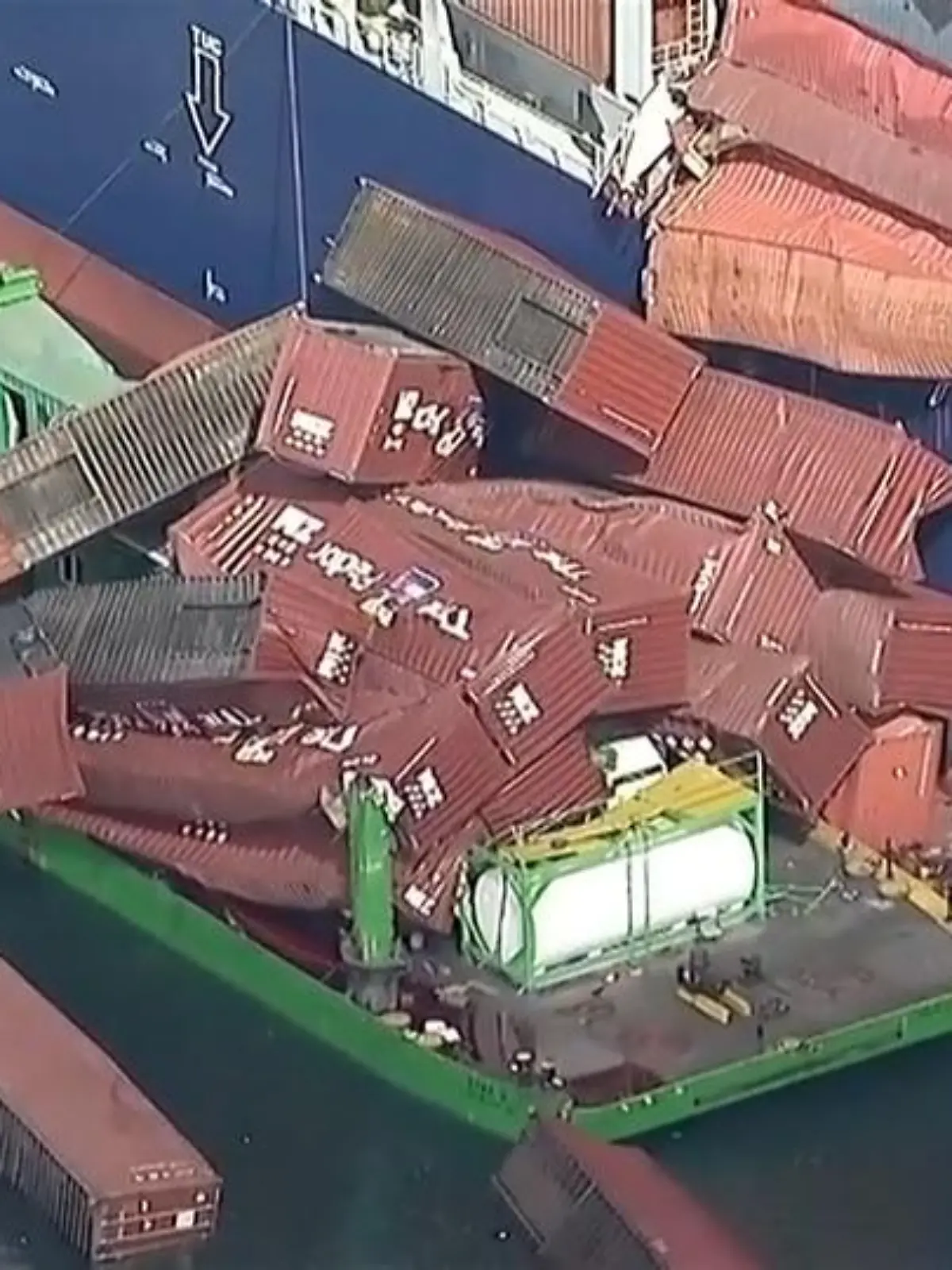 Bild zu: "60 Container stürzen von Frachter – Kleidung, Möbel und Schuhe treiben im Wasser"