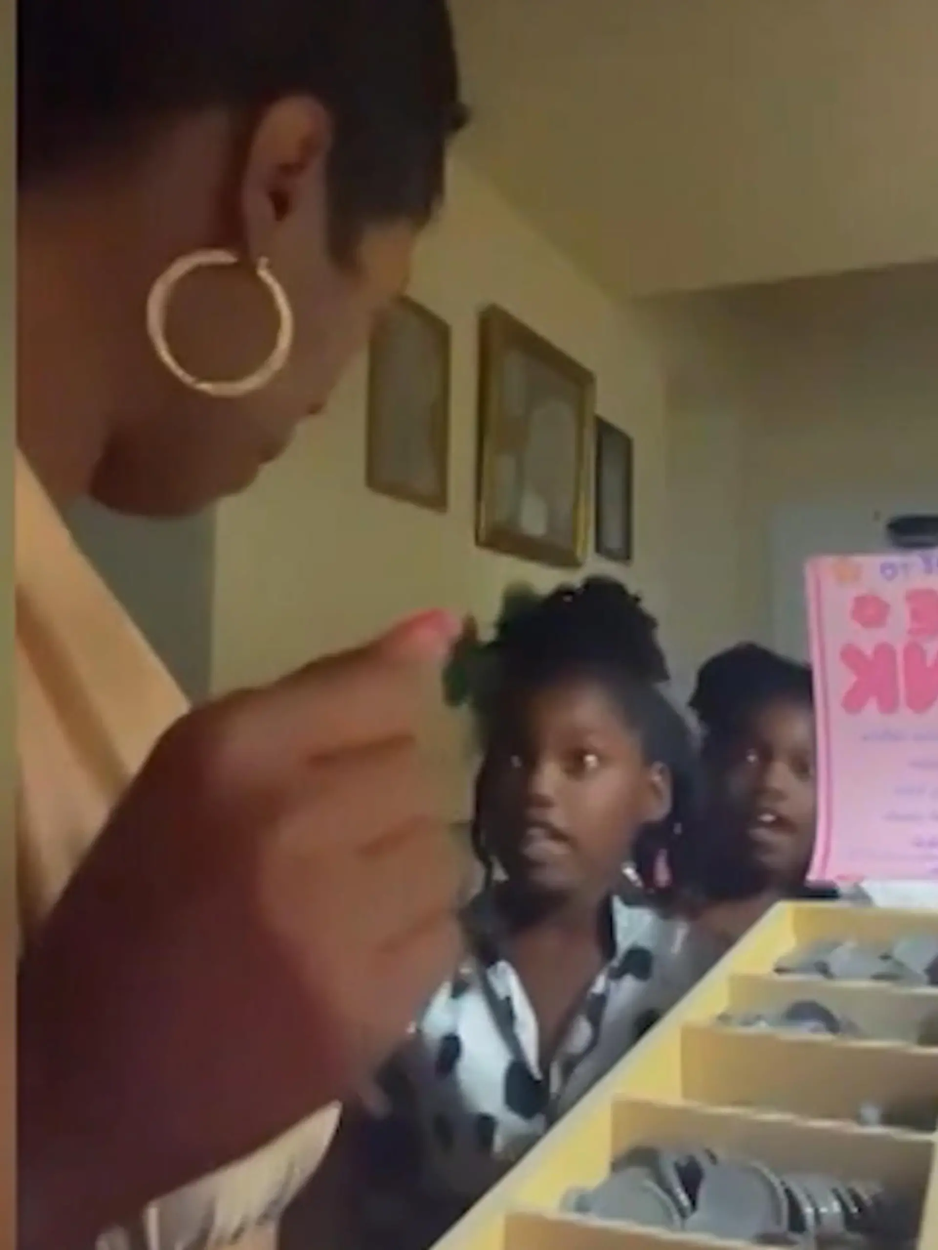 Bild zu: "Mutter bittet Zwillinge (9) zur Kasse! Töchter müssen nicht nur Miete zahlen"