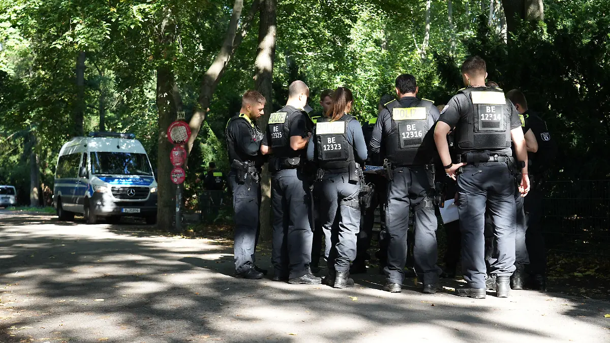 Polizisten sichern den Tatort-Bereich im Volkspark Humboldthain im Stadtteil Gesundbrunnen. Eine Frau wird tot auf einem Spielplatz in Berlin entdeckt.