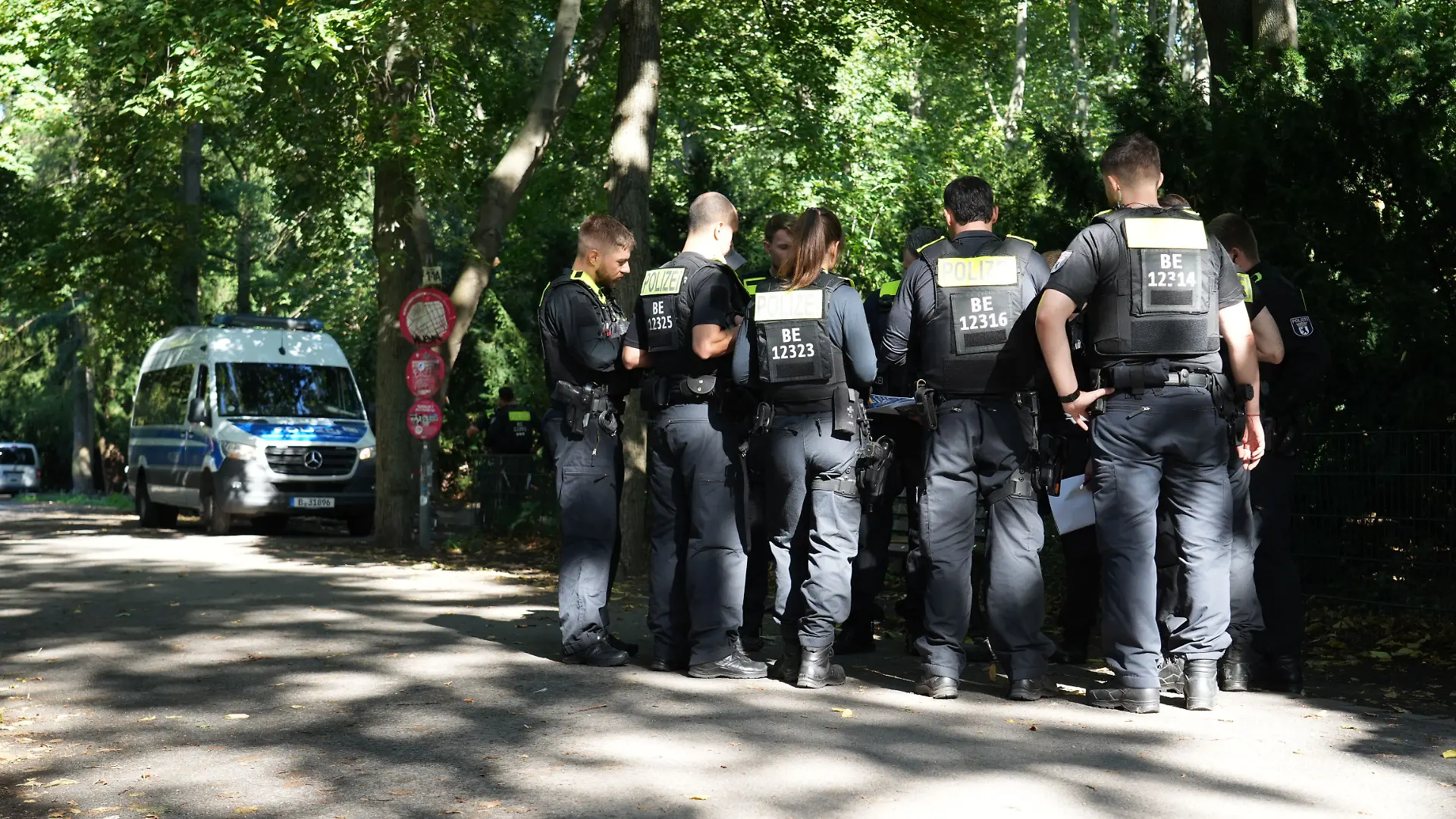 Polizisten sichern den Tatort-Bereich im Volkspark Humboldthain im Stadtteil Gesundbrunnen. Eine Frau wird tot auf einem Spielplatz in Berlin entdeckt.