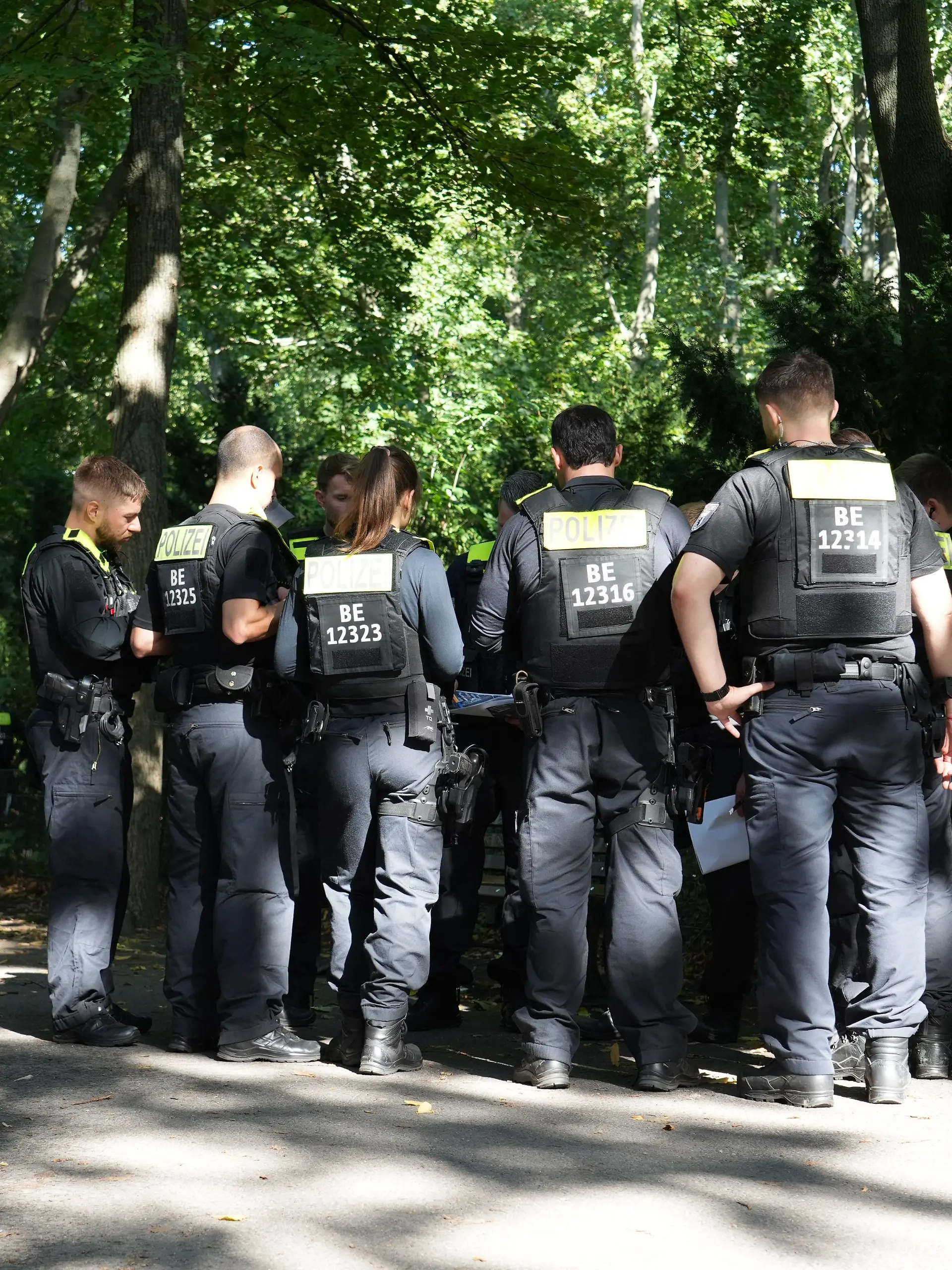Polizisten sichern den Tatort-Bereich im Volkspark Humboldthain im Stadtteil Gesundbrunnen. Eine Frau wird tot auf einem Spielplatz in Berlin entdeckt.