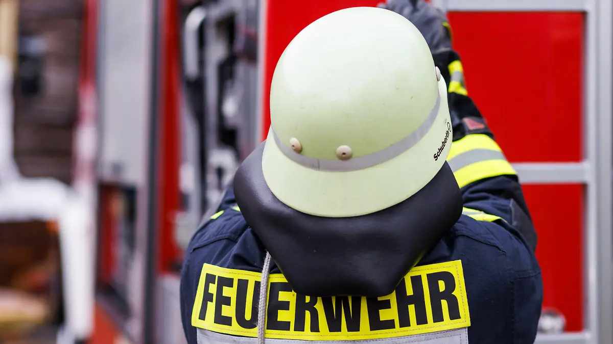 ARCHIV - 05.11.2022, Baden-Württemberg, Staufen: Ein Feuerwehrmann holt während einer Einsatzübung einer Freiwilligen Feuerwehr eine Leiter vom Dach eines Einsatzfahrzeugs. (zu dpa: «Bayern stockt Förderung für Feuerwehren auf») Foto: Philipp von Ditfurth/dpa +++ dpa-Bildfunk +++