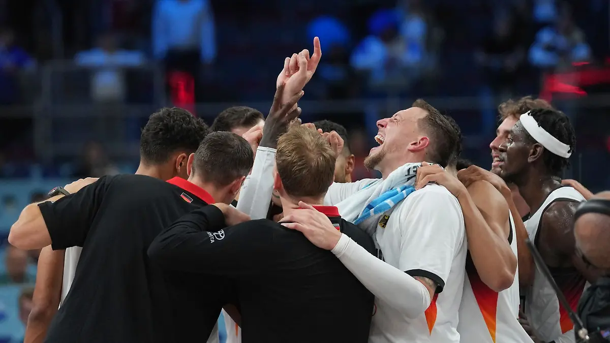 Gemeinsamer Jubel der Basketballer nach dem Finaleinzug.