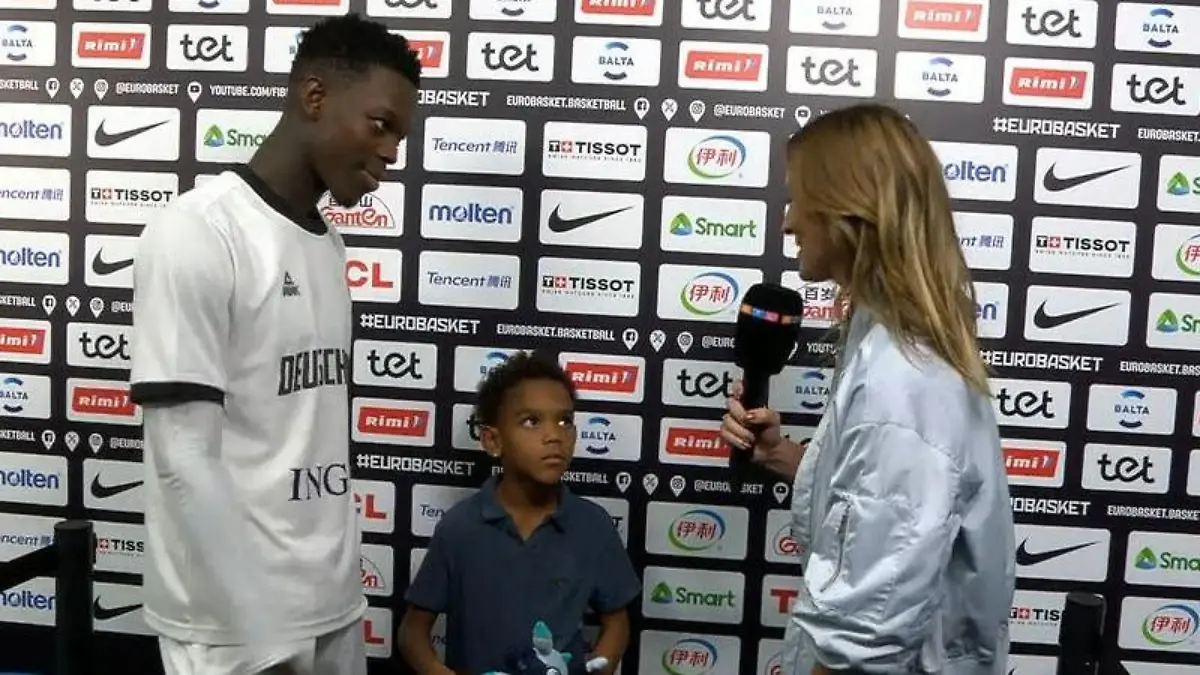 „Sehr stolz!" So süß reagiert Dennis Schröders Sohn auf Papas Finaleinzug Basketball-Europameisterschaft 2025