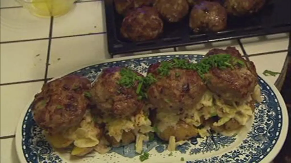 Als Hauptgang gibt es "falschen" Weihnachtsbraten auf Quetschrösti und Speckkohl.