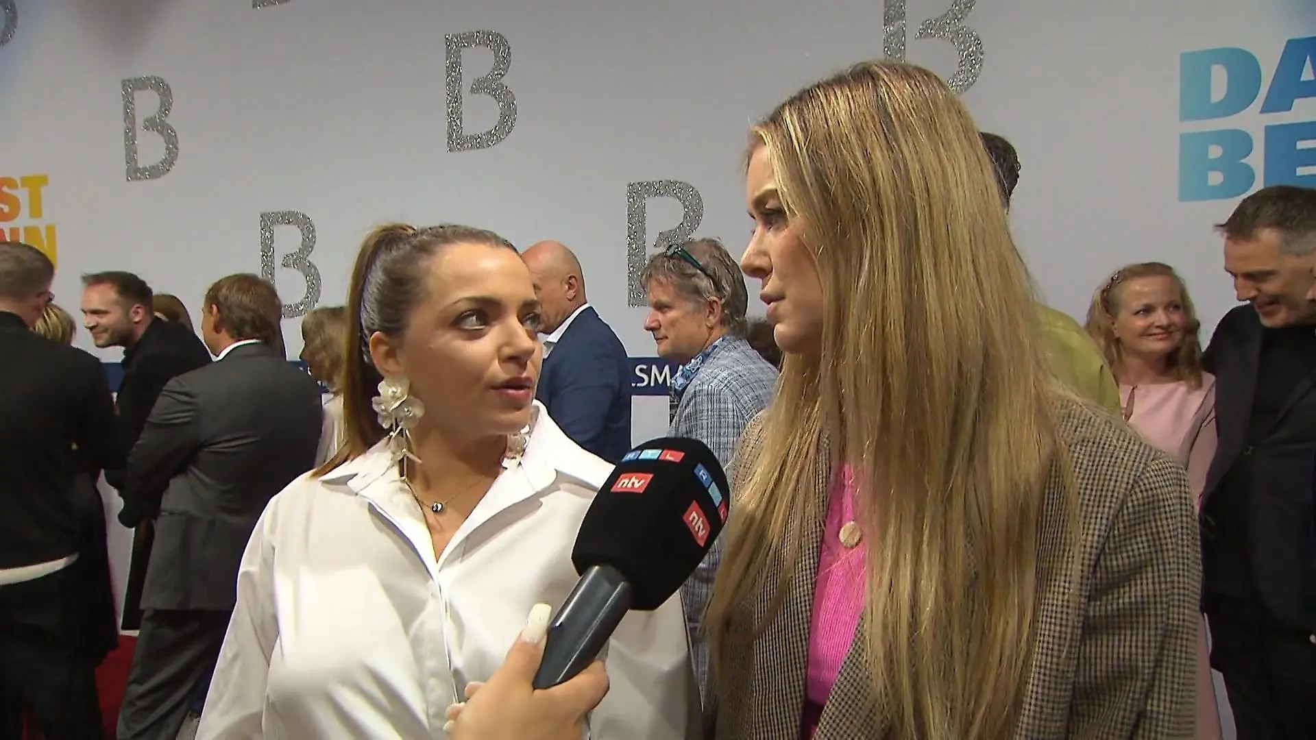 Die GZSZ-Schauspielerinnen Anne Menden und Nina Ensmann im RTL-Interview bei der Bertelsmann Party 2025
