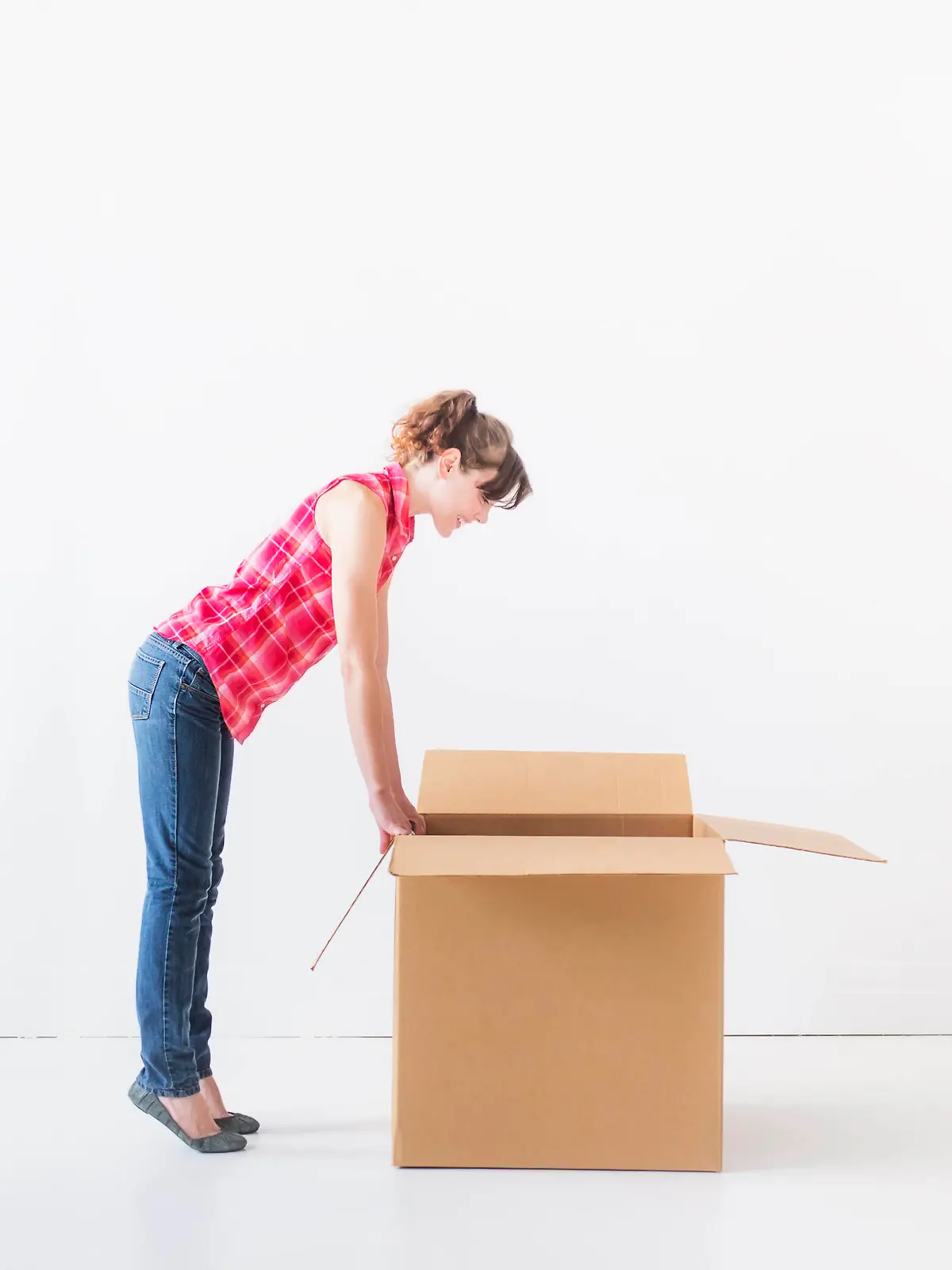 Studio shot of young woman looking into box Keine Weitergabe an Drittverwerter.