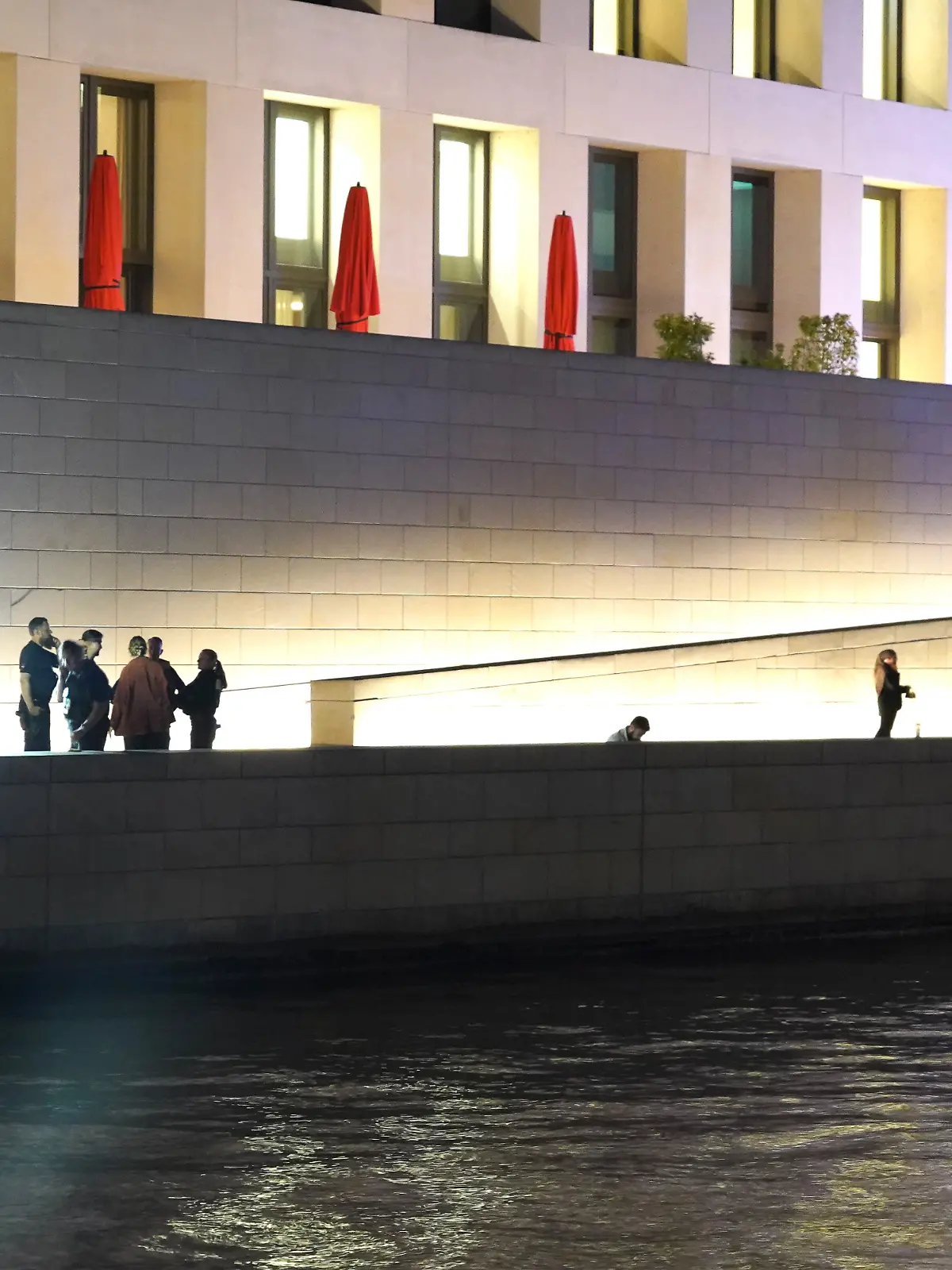 Streit am Humboldt Forum eskaliert, ein 20-Jähriger stirbt.