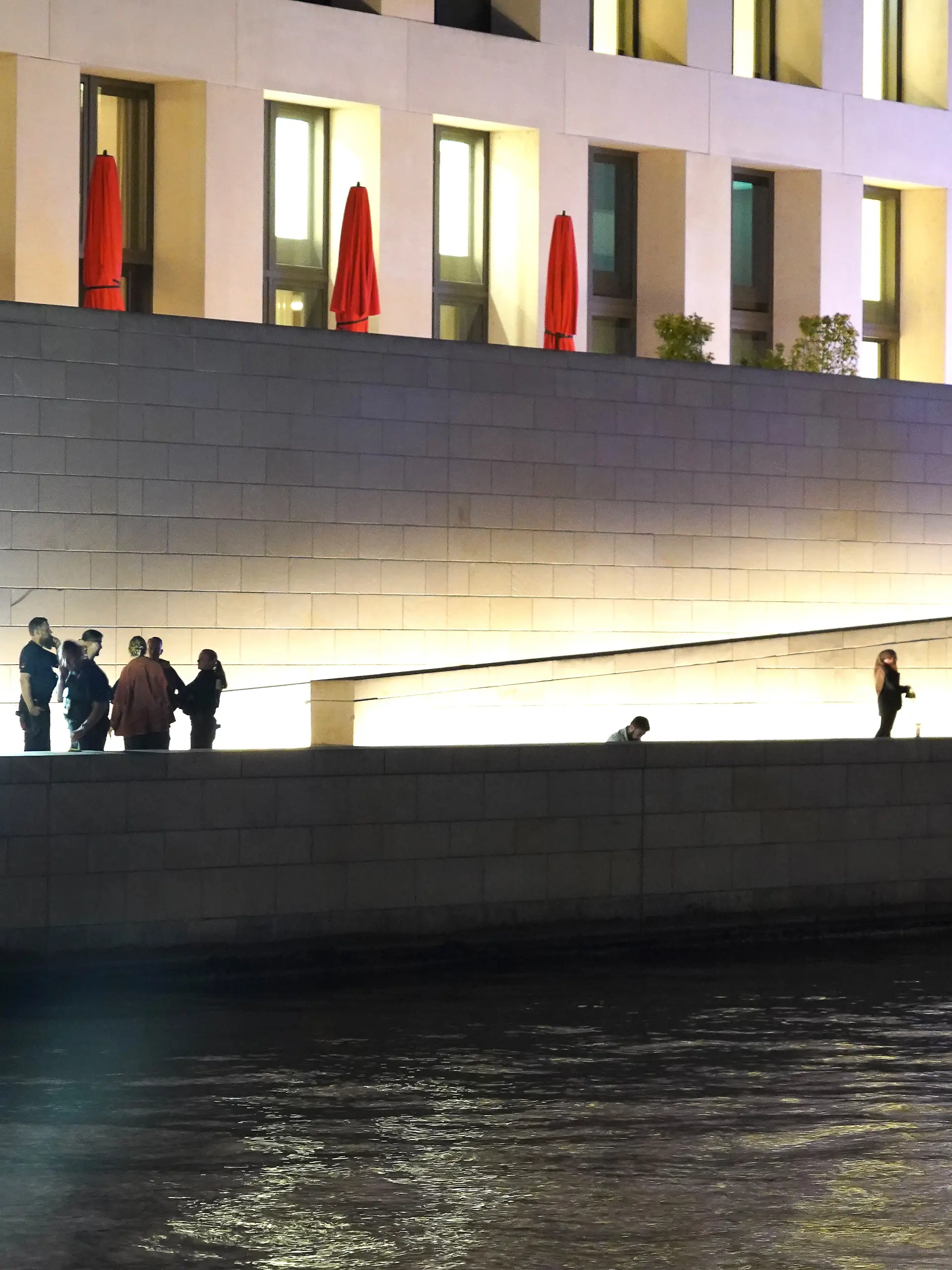 Streit am Humboldt Forum eskaliert, ein 20-Jähriger stirbt.