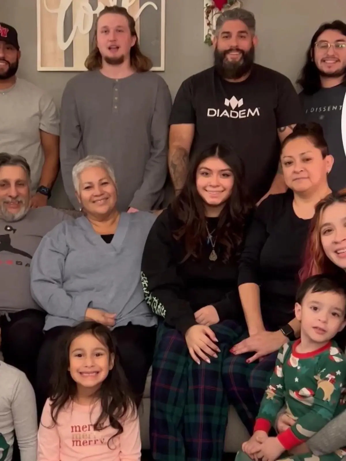 Maya überrascht ihre Familie mit ihrer Schwangerschaft auf Familienfoto.