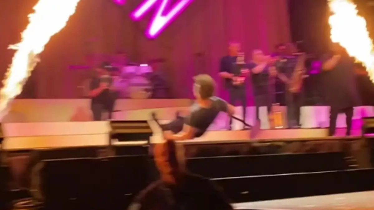 Auftritt für'n Ar***?! Pop-Star legt Sturzperformance auf Bühne hin Missgeschick beim Konzert in Birmingham