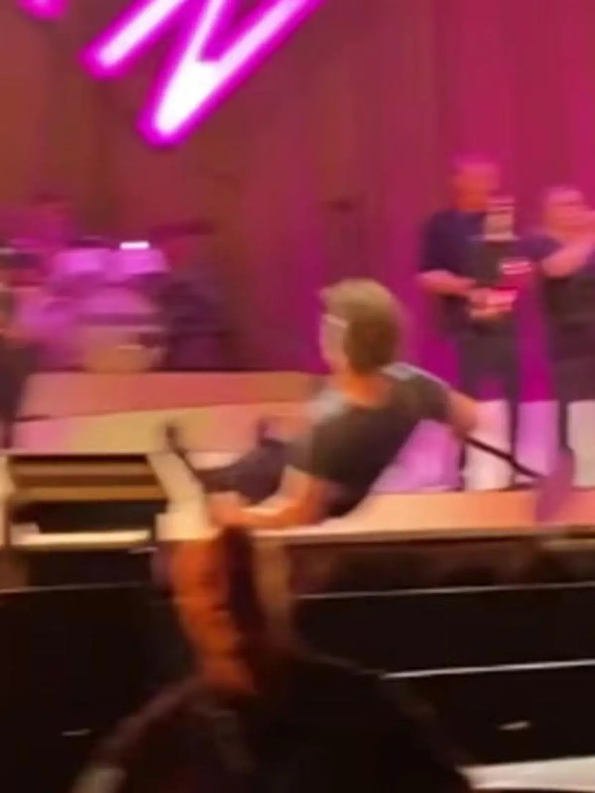 Bild zu: "Auftritt für’n Ar***?! Pop-Star legt Sturzperformance auf Bühne hin"