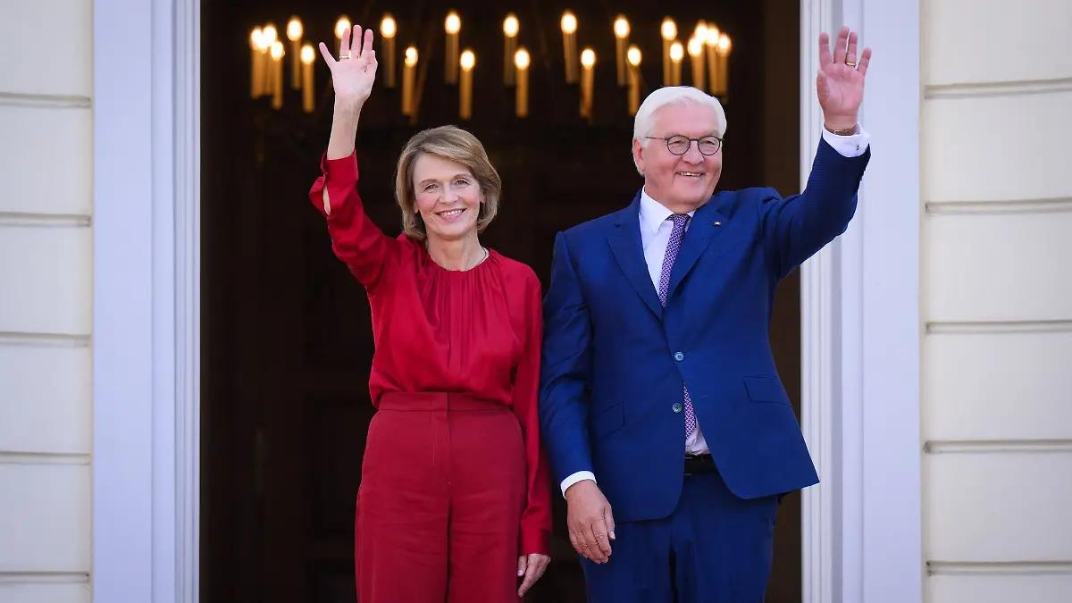 Am Samstag hat Bundespräsident Frank-Walter Steinmeier mit seiner Frau, Elke Büdenbender, viele Gäste beim Bürgerfest im Park von Schloss Bellevue empfangen. Am Sonntag ist Steinmeier beim Finale der Basketball-EM in Riga dabei.