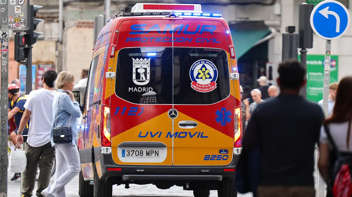 Ein Krankenwagen fährt mit Blaulicht durch die Innenstadt von Madrid. (Archiv)