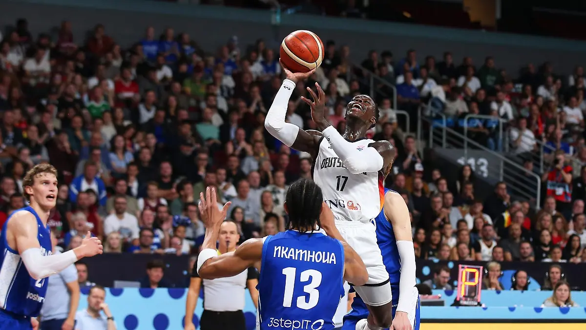 Dennis Schröder will die deutschen Basketballer auch zum EM-Titel führen.
