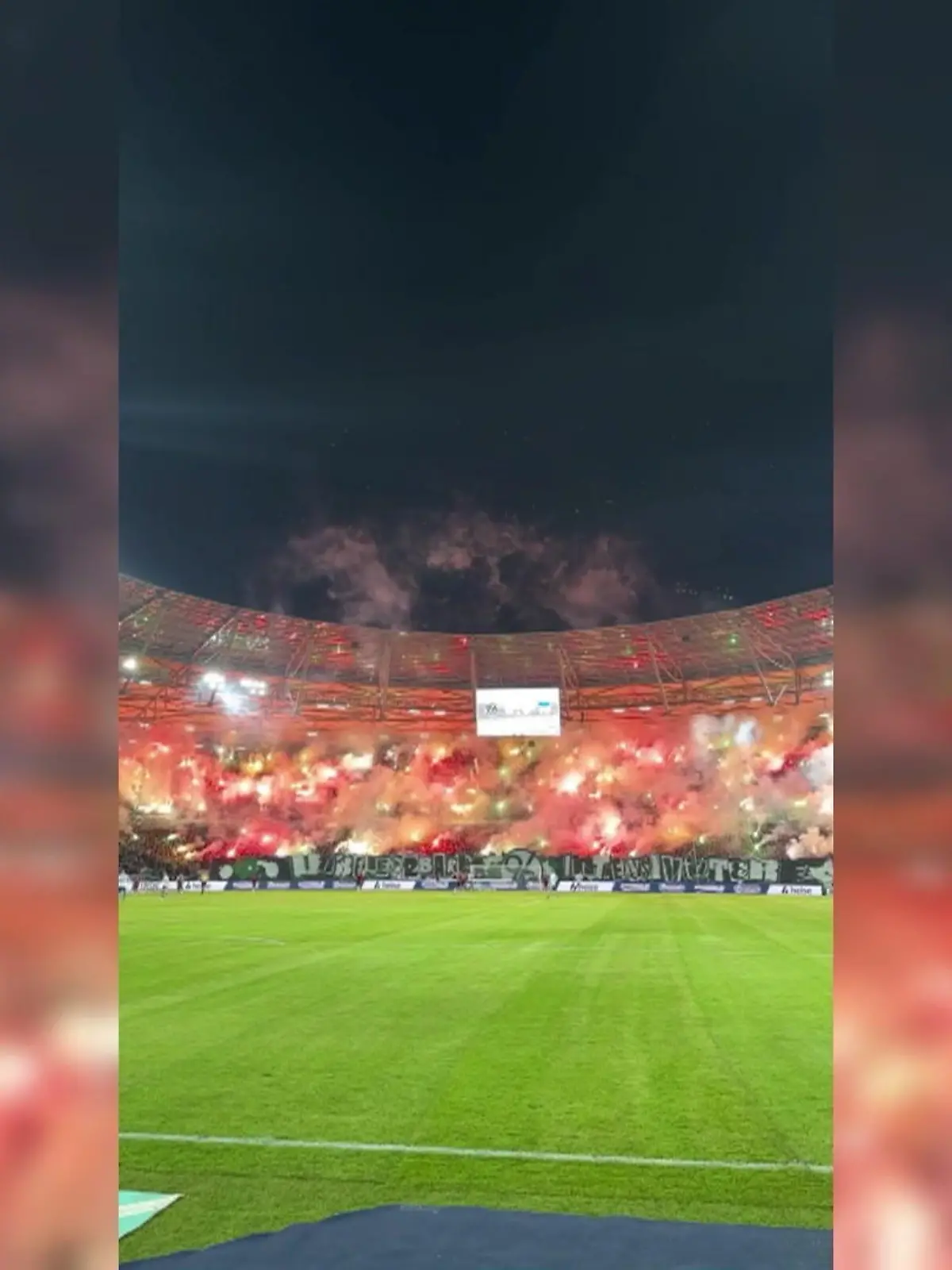 Bild zu: "Hannover-Fans lassen die Tribüne leuchten"