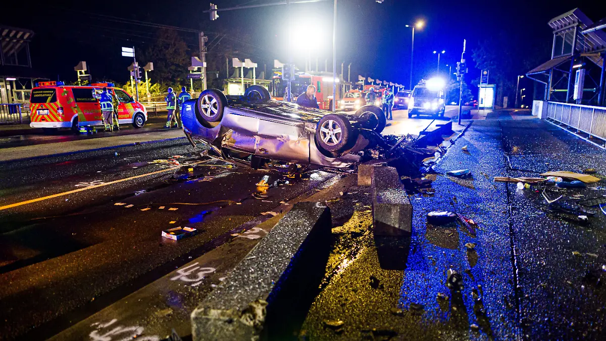 Hunderte Reisende mussten in einem ICE ausharren – weil ein Betrunkener sein Auto gegen einen Betonpoller setzte und dieser dann gegen die Oberleitung einer Bahnstrecke schleuderte.