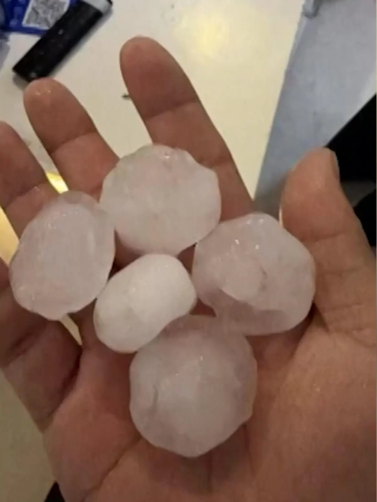 Bild zu: "Schwere Unwetter überrollen China! Menschen von XXL-Hagelkörnern überrascht"