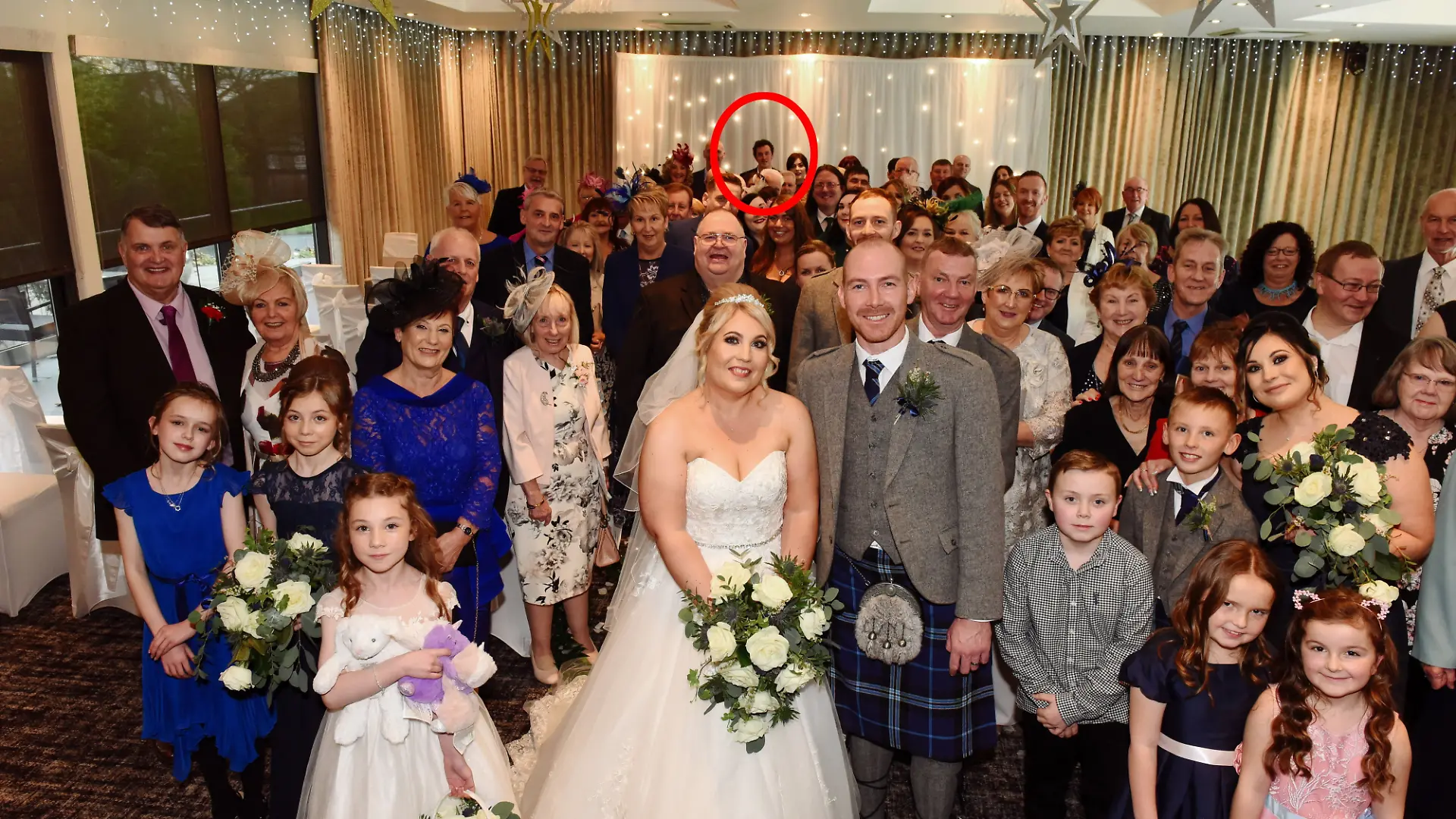 Jahrelang suchten Michelle und John Wylie nach dem Unbekannten, der plötzlich auf ihren Hochzeitsfotos auftauchte.
