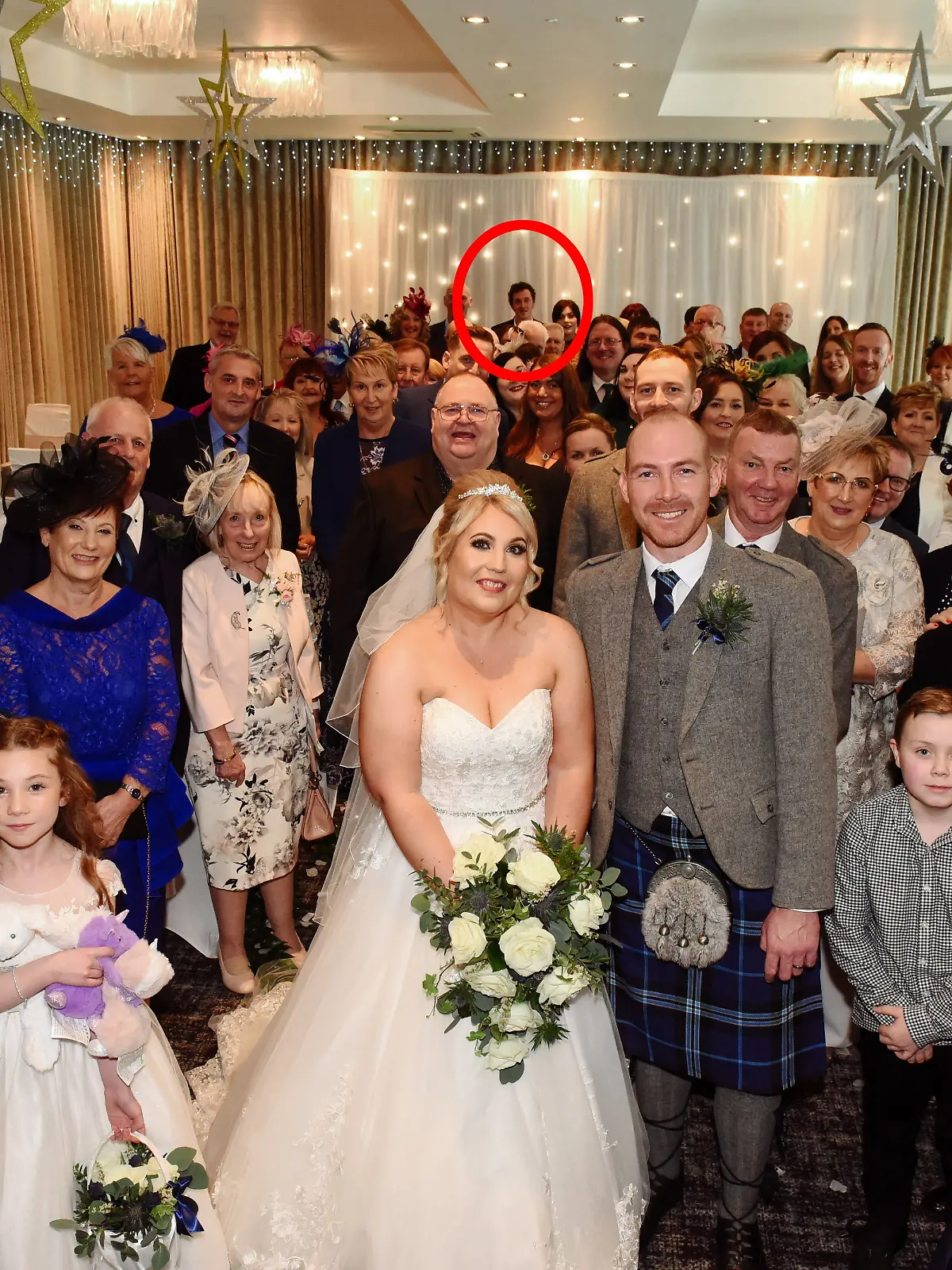 Jahrelang suchten Michelle und John Wylie nach dem Unbekannten, der plötzlich auf ihren Hochzeitsfotos auftauchte. 