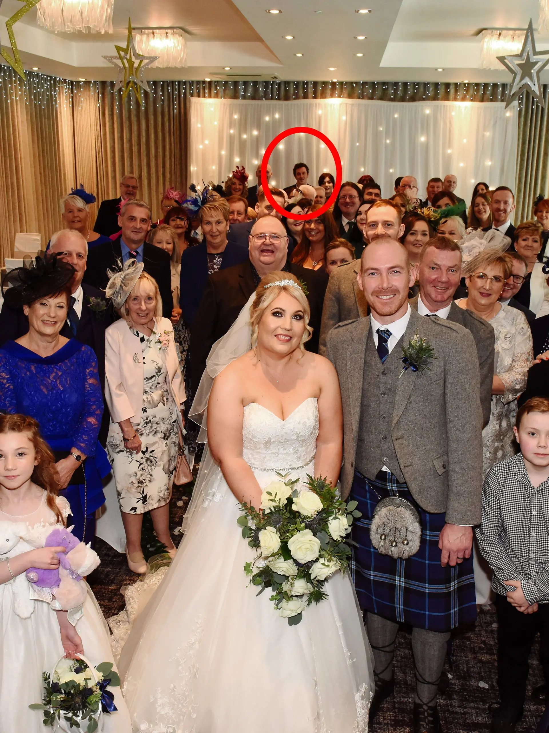 Jahrelang suchten Michelle und John Wylie nach dem Unbekannten, der plötzlich auf ihren Hochzeitsfotos auftauchte. 