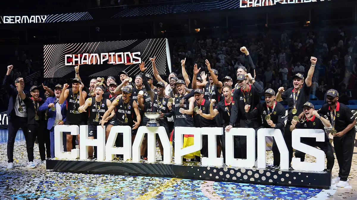 Die deutschen Basketballer feiern den EM-Titel.