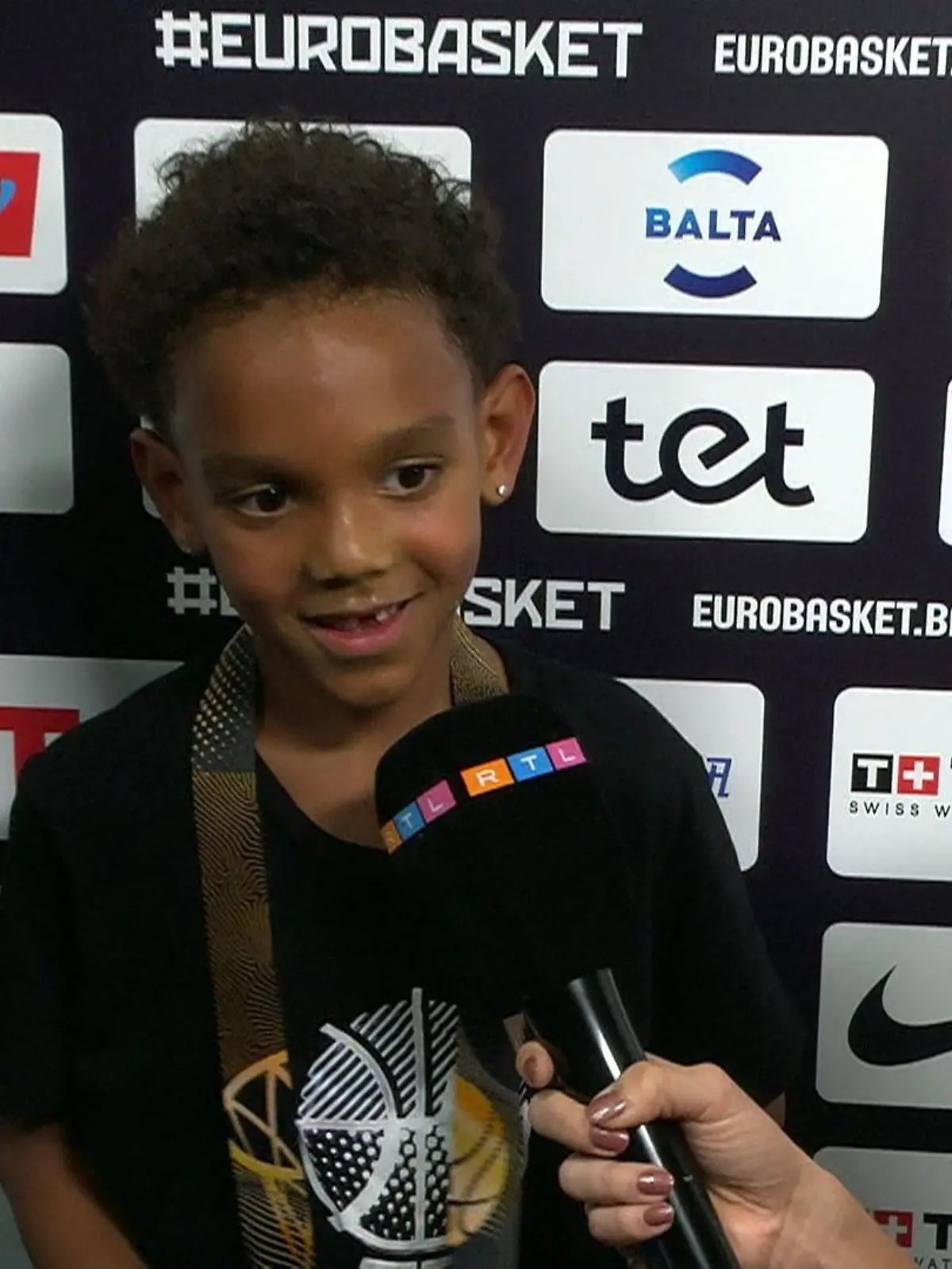 Bild zu: "Sohn von Dennis Schröder stieht allen die Show"