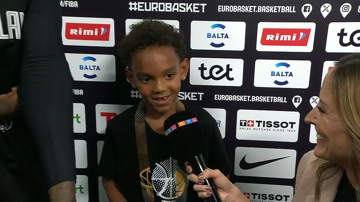 Sohn von Dennis Schröder stieht allen die Show Süßer TV-Moment