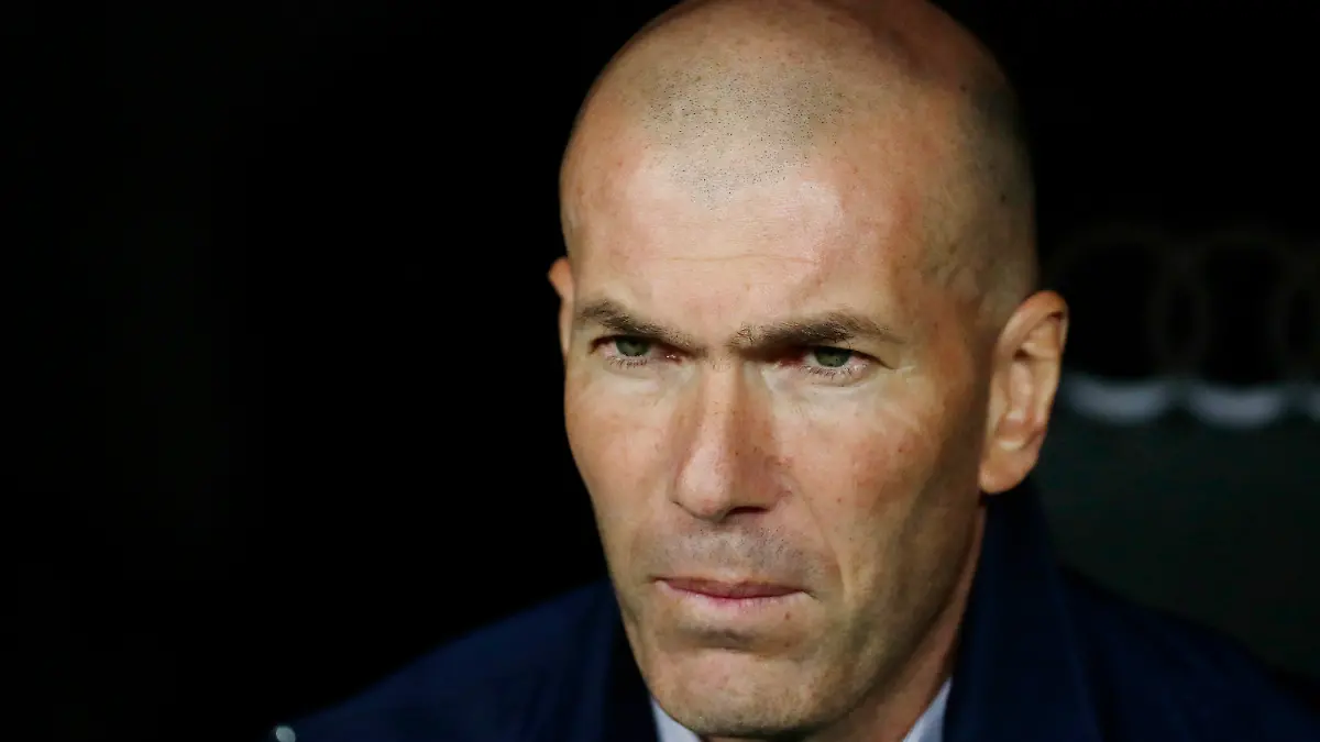 ARCHIV - 01.03.2020, Spanien, Madrid: Fußball: Primera División, Spanien, Real Madrid - FC Barcelona, 26. Spieltag im Santiago-Bernabeu-Stadion: Zinedine Zidane, damals Trainer von Real Madrid, wartet auf den Beginn des Spiels. Der Chef des französischen Fußballverbandes, Noël Le Graët, sorgte mit Sätzen gegen Zidane für Aufruhr und Entrüstung. (zu dpa: «Aufregung nach Aussagen vom Verbands-Boss zu Zidane: Mbappé sauer») Foto: Manu Fernandez/AP/dpa +++ dpa-Bildfunk +++