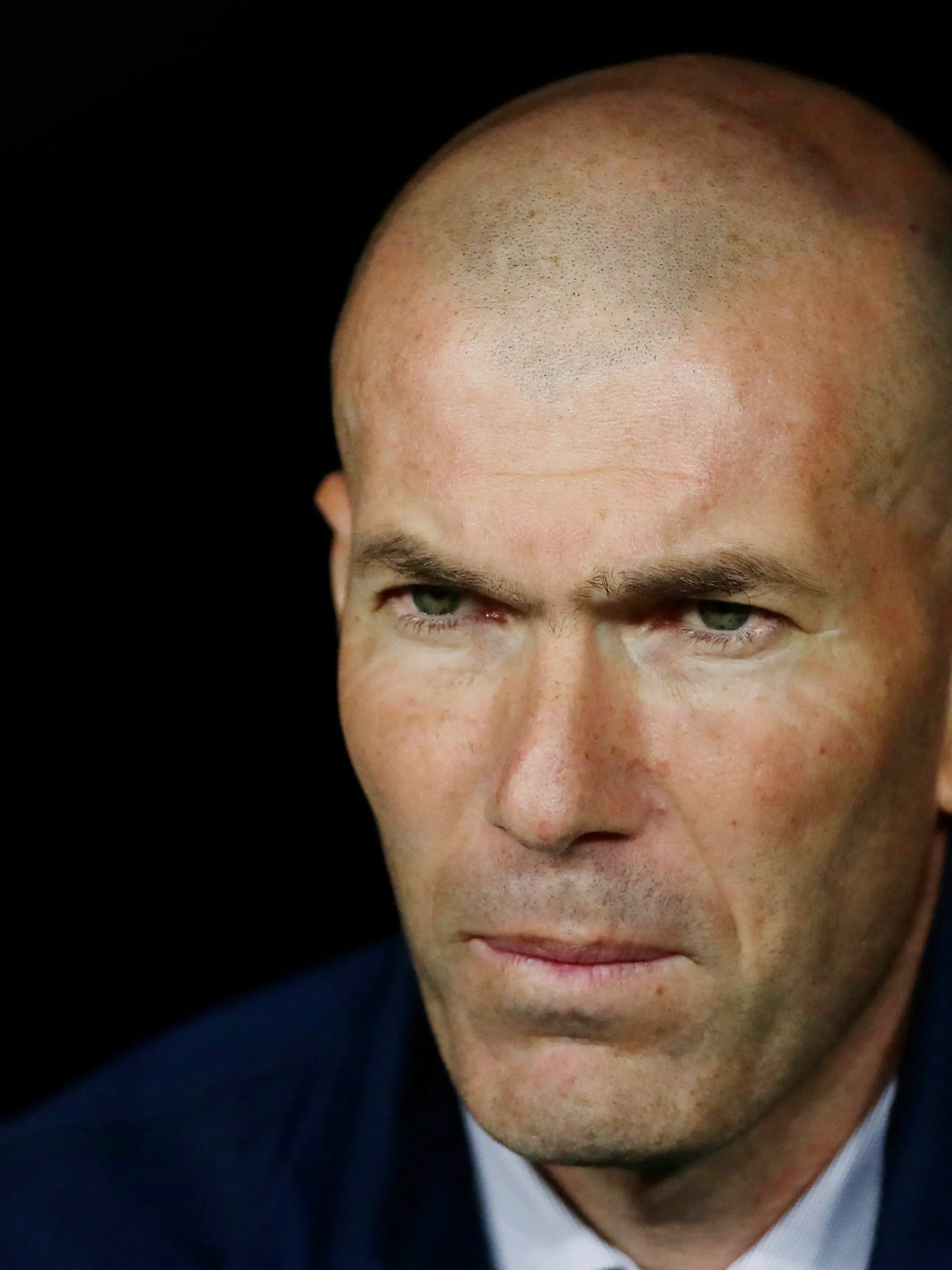 ARCHIV - 01.03.2020, Spanien, Madrid: Fußball: Primera División, Spanien, Real Madrid - FC Barcelona, 26. Spieltag im Santiago-Bernabeu-Stadion: Zinedine Zidane, damals Trainer von Real Madrid, wartet auf den Beginn des Spiels. Der Chef des französischen Fußballverbandes, Noël Le Graët, sorgte mit Sätzen gegen Zidane für Aufruhr und Entrüstung. (zu dpa: «Aufregung nach Aussagen vom Verbands-Boss zu Zidane: Mbappé sauer») Foto: Manu Fernandez/AP/dpa +++ dpa-Bildfunk +++