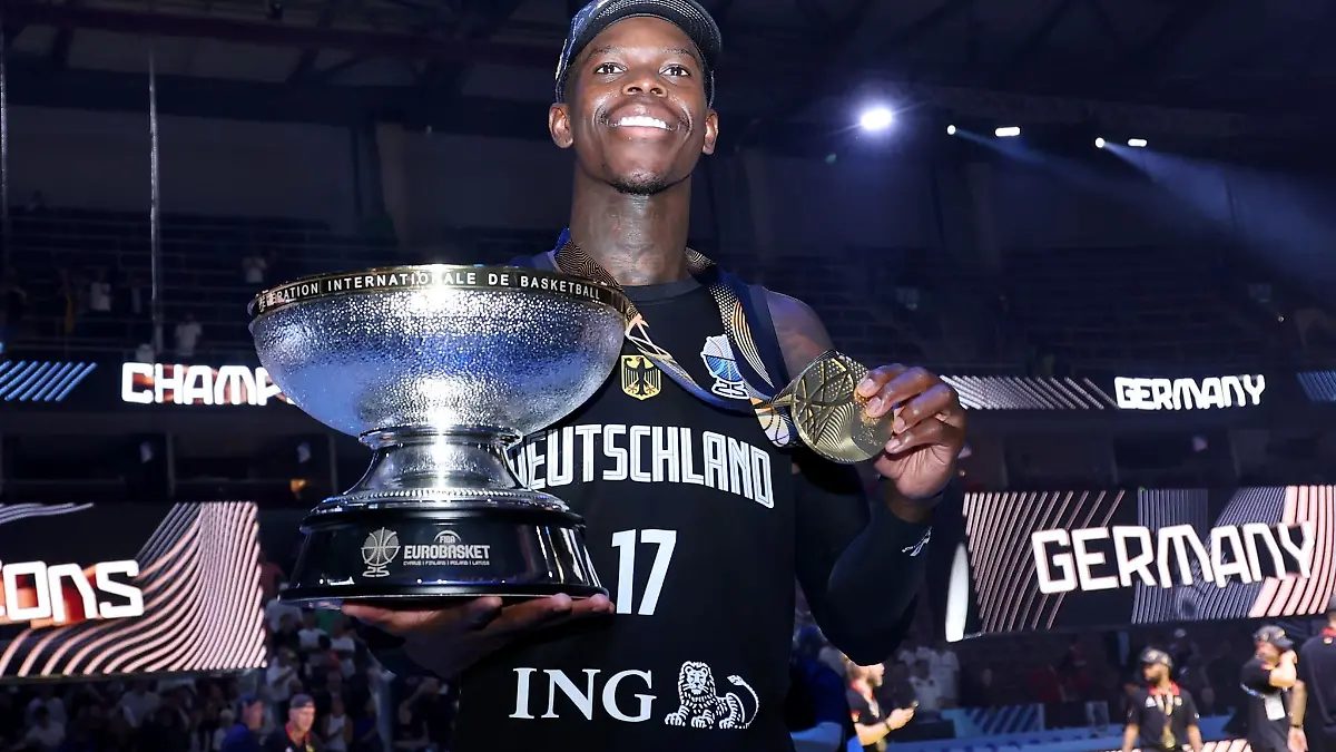 Dennis Schröder mit Pokal und Goldmedaille.