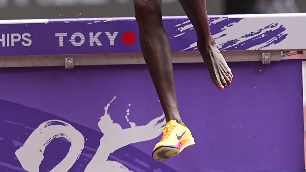 Leichtathletik: Weltmeisterschaft, Daisy Jepkemei aus Kasachstan läuft mit einem Schuh in der 3000m Hindernis Qualifikation
