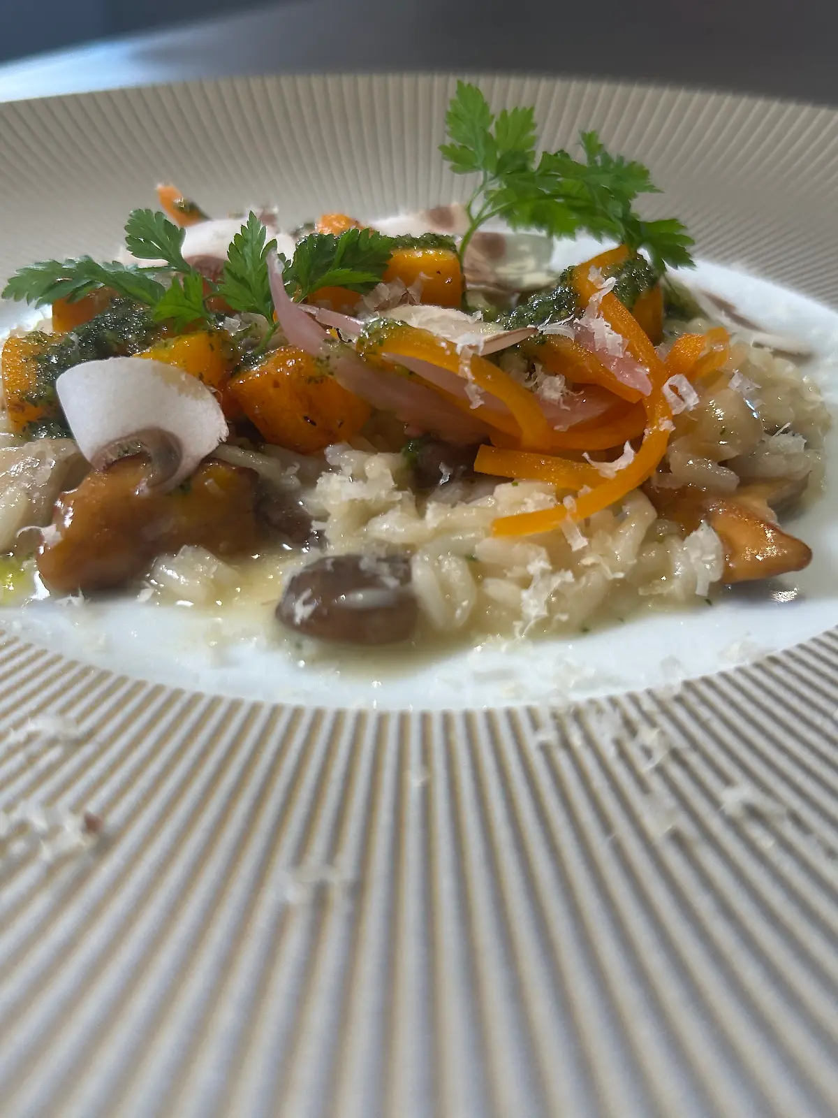 Holger Bodendorf kocht auf Sylt einen herbstlichen Traum aus Waldpilzen, Kürbis und Parmesan. 