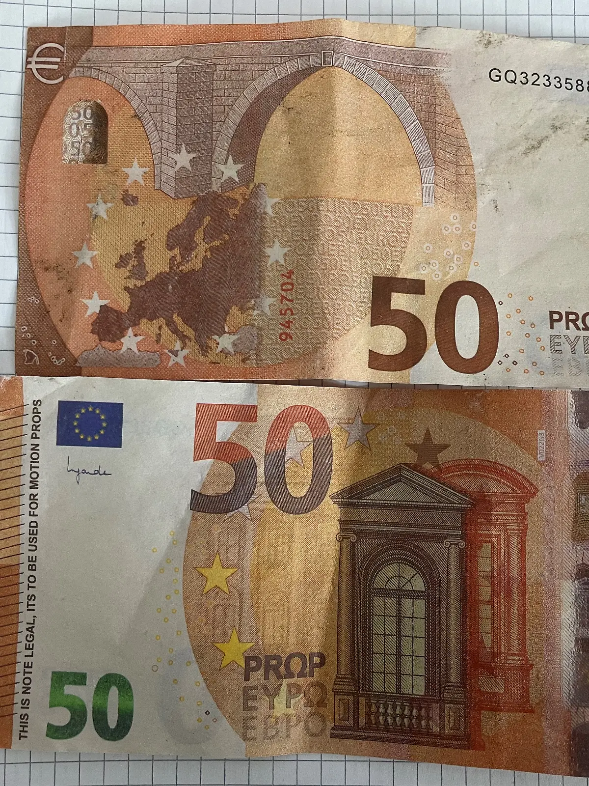 Bild zu: "Hier fliegen 50 Euro-Scheine durch die Straßen!"