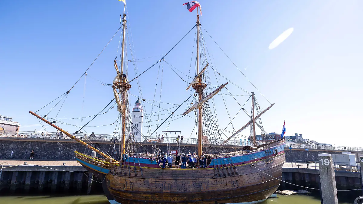 Eines der historischen Segelboote aus dem Hafen von Harlingen in Friesland krachte jetzt mit einem Frachtschiff zusammen. (Symbolbild)